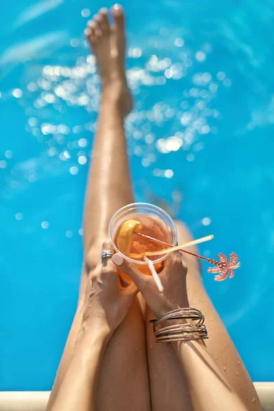 Meninas pernas sobre piscina ao ar livre — Fotografia de Stock