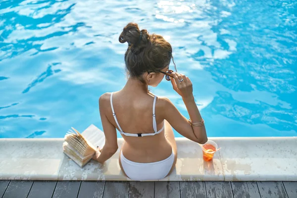 Modelo perto de piscina ao ar livre — Fotografia de Stock