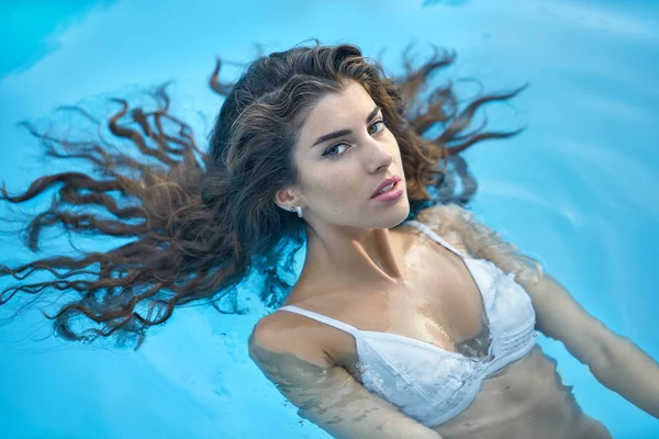 Model v bazénu venku — Stock fotografie