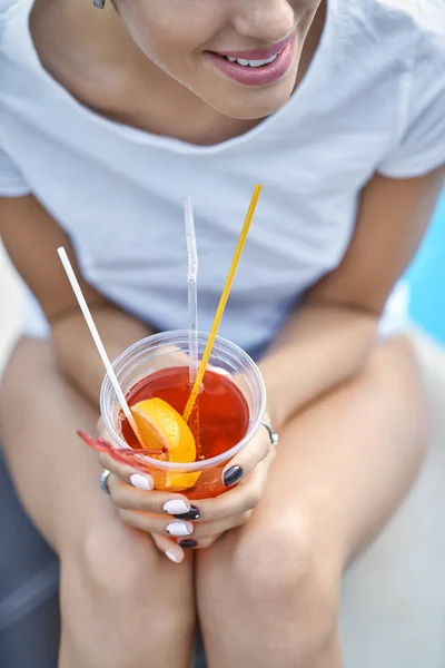 Model met oranje cocktail — Stockfoto