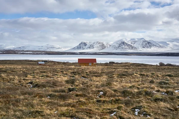 İzlanda 'daki kır evleriyle manzara