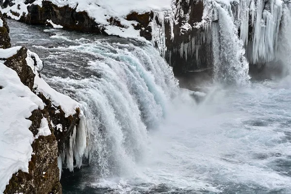 Paisagem icelandic com cachoeira — Fotografia de Stock
