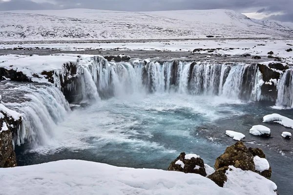 Icelandyjski krajobraz z wodospadem — Zdjęcie stockowe