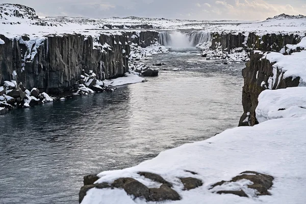 Icelandic landscape with waterfall — Stock Photo, Image
