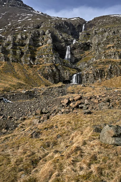 Paisagem islandesa com riacho entre rochas — Fotografia de Stock