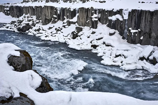 Paysage islandais avec rivière rugueuse — Photo