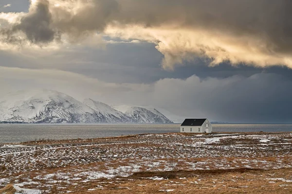 İzlanda'daki kır evi ile manzara