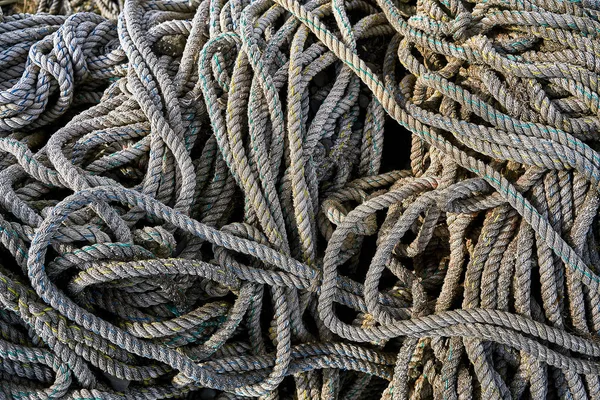 Liegen rieten touwen — Stockfoto