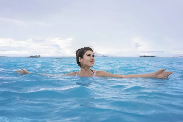 Ragazza rilassante in piscina geotermica all'aperto — Foto Stock