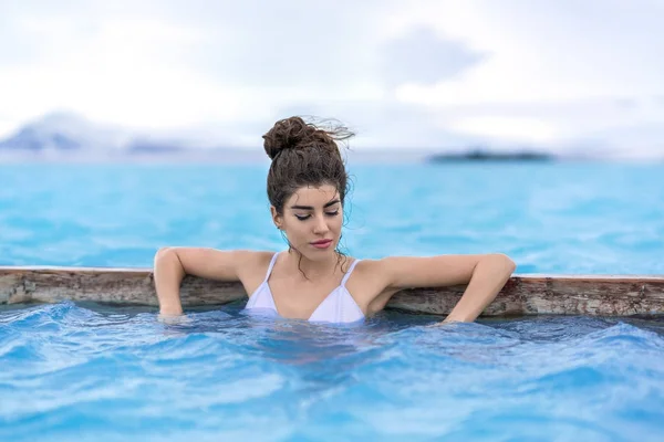 Fata relaxare în piscină geotermală în aer liber — Fotografie, imagine de stoc