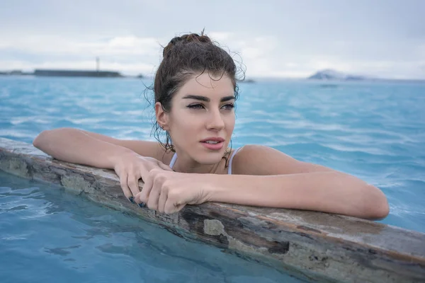 Chica relajante en la piscina geotérmica al aire libre —  Fotos de Stock