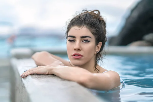 Girl relaxing in geothermal pool outdoors — Stock Photo, Image