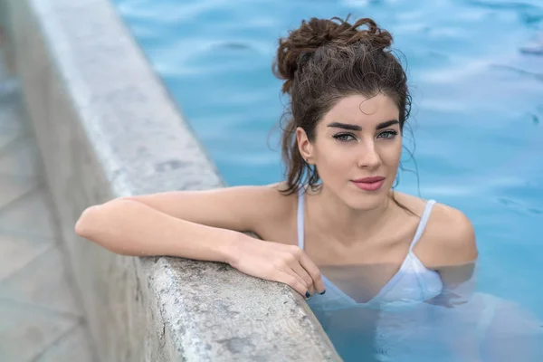 Ragazza rilassante in piscina geotermica all'aperto — Foto Stock