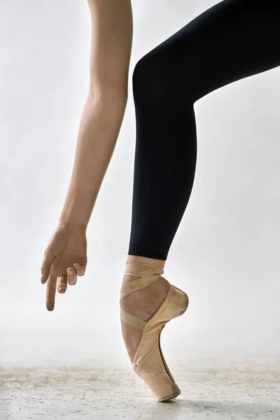 Артистка балета позирует в студии — стоковое фото