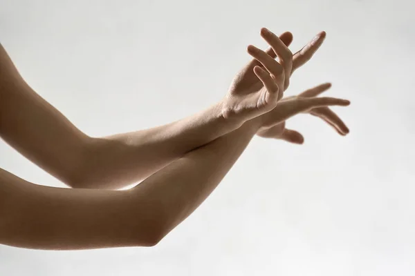 Крупним планом фото жіночих рук — стокове фото