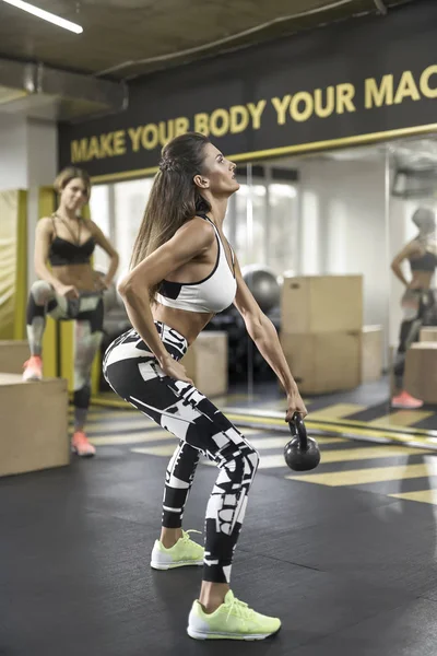 Chica deportiva hace ejercicio en el gimnasio — Foto de Stock