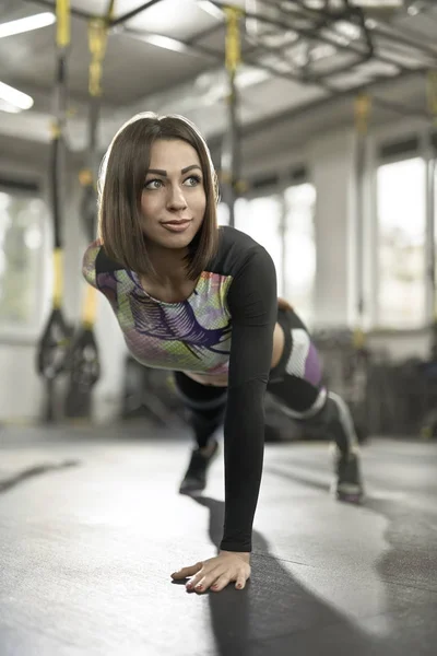 Chica deportiva hace ejercicio en el gimnasio — Foto de Stock