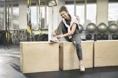 Sportif kızı spor salonunda