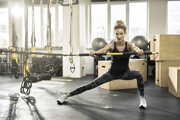 Chica atlética hace ejercicio en el gimnasio — Foto de Stock