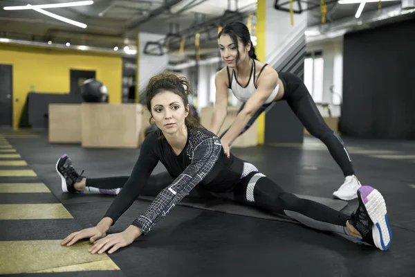 Sportive girls training in gym — Stock Photo, Image