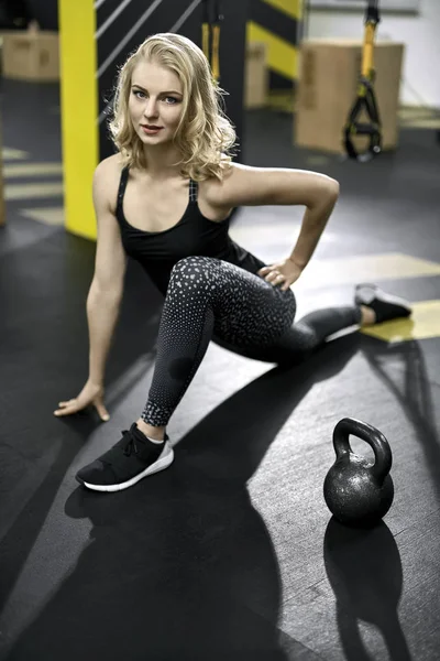 Sportif kız spor salonunda egzersiz yapıyor. — Stok fotoğraf