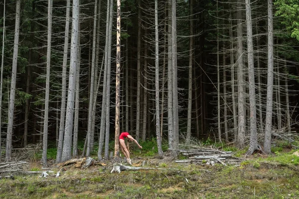 Baletka pózuje venku — Stock fotografie