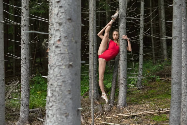 Ballet dancer posing outdoors — Stock Photo, Image