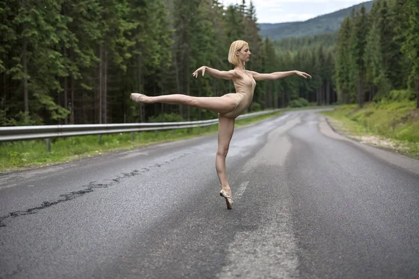 Ballerina posa all'aperto — Foto Stock