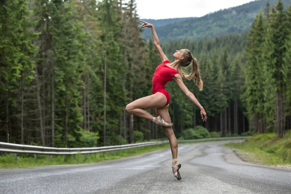 Bailarina posando ao ar livre — Fotografia de Stock