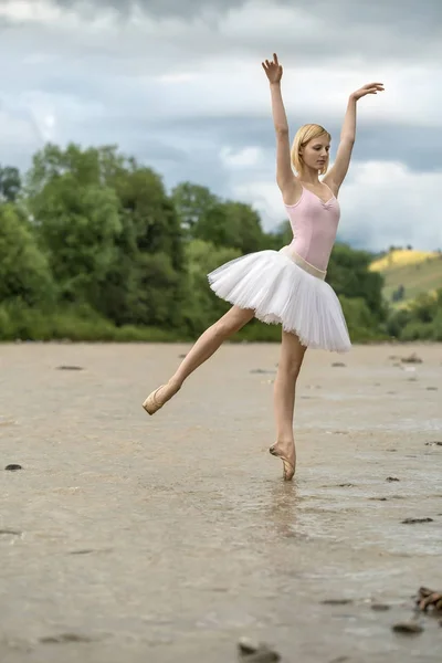 Ballerina posa nel fiume — Foto Stock