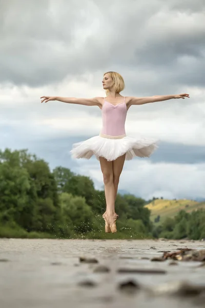 Ballerina saltare sopra il fiume — Foto Stock