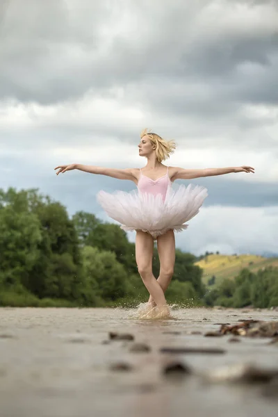 Bailarina saltando por encima del río — Foto de Stock