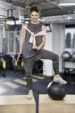 Sportif kızı spor salonunda