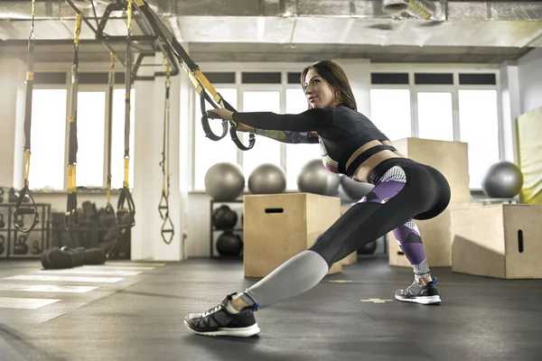 Chica deportiva hace ejercicio en el gimnasio — Foto de Stock