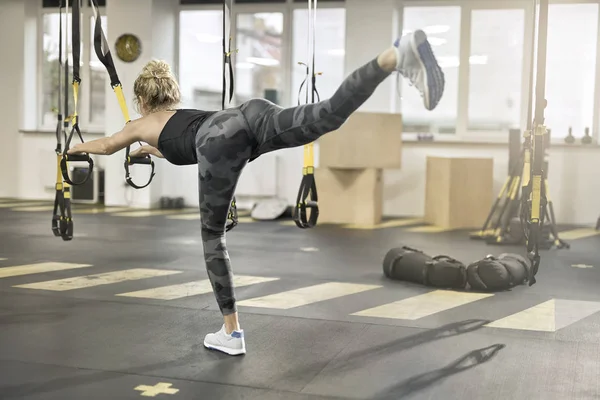 Sportiv fata face exerciții fizice în sala de sport — Fotografie, imagine de stoc