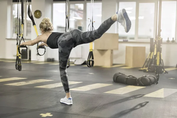 Sportive girl does exercise in gym — Stock Photo, Image