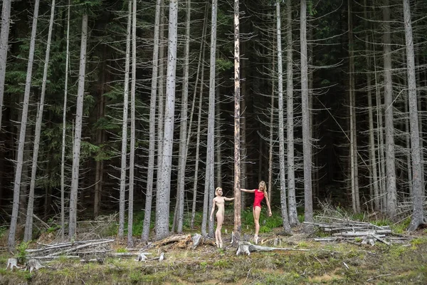 Dançarinos de balé posando ao ar livre — Fotografia de Stock