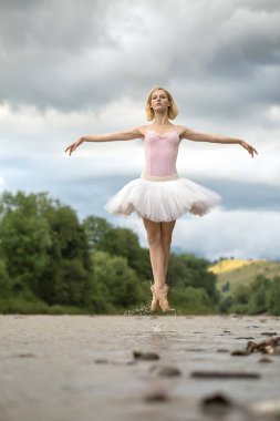 Nehir üzerinde atlama balerin