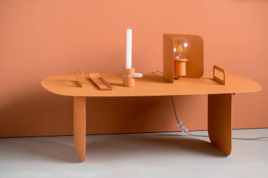 Metal turuncu masa lambası ve aksesuarları