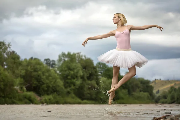 Ballerina saltare sopra il fiume — Foto Stock