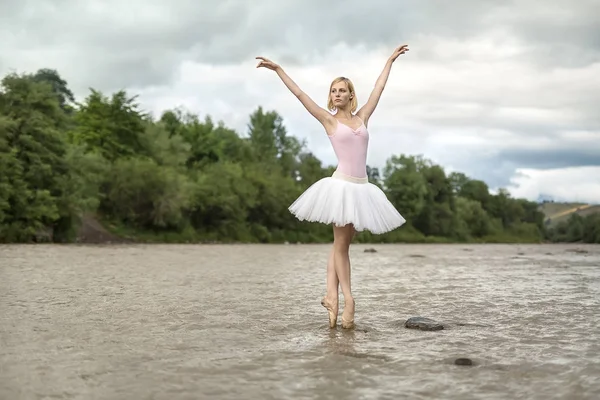 Bailarina posando en el río — Foto de Stock