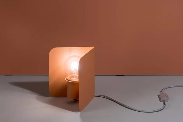 Svítící kovový oranžová lampa edison — Stock fotografie