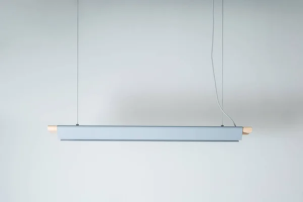 Houten-metalen lamp hangend — Stockfoto