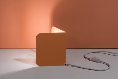 Parlak metal turuncu lamba