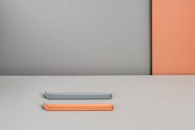 Metal renkli destekler