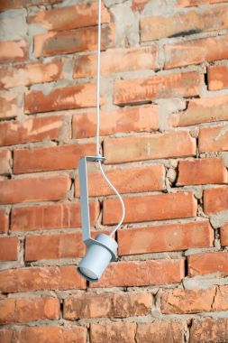 Metal gri lamba asılı