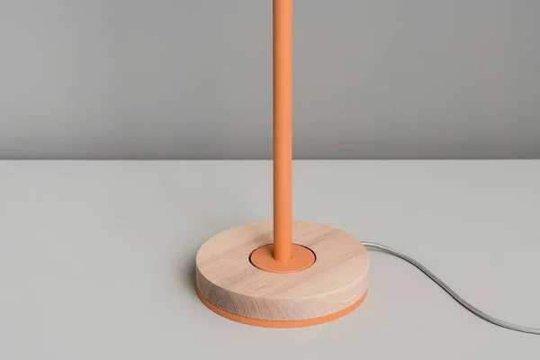 Moderne oranje lamp met houten deel — Stockfoto