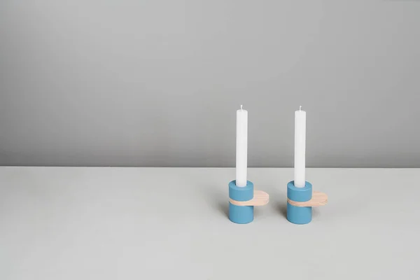 Сині свічники з дерев'яними деталями — стокове фото