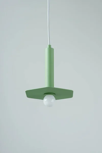 Металева висяча зелена лампа — стокове фото