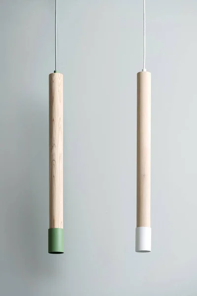 Lámparas colgantes de tubo de madera con piezas metálicas — Foto de Stock